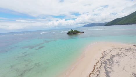 Vuelo-Dinámico-Fpv-Sobre-Aguas-Cristalinas-Del-Mar-Caribe,-Costa-Y-Playa-De-Arena-En-Samaná,-República-Dominicana