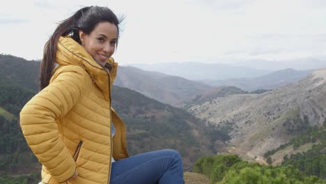 una mujer sonriente apreciando la paz de la naturaleza.