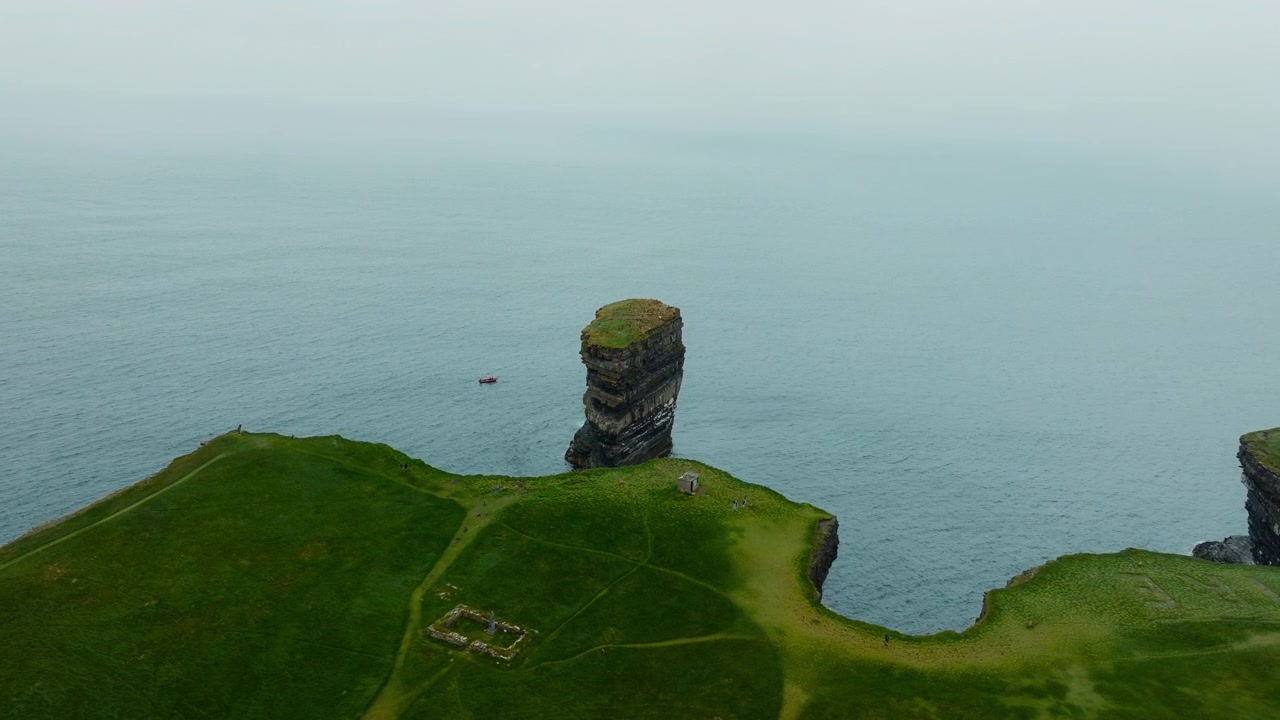 Letecký záběr mořské skalní jehly Dun Briste u Downpatrick Head v hrabství Mayo v Irsku.