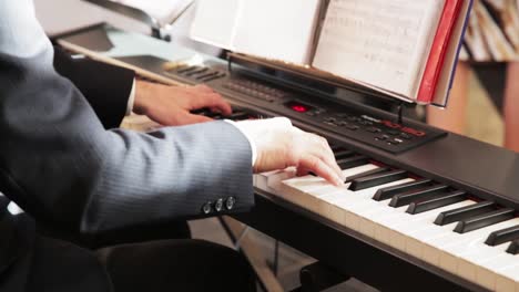 sobre la toma de un pianista caucásico tocando un teclado en una fiesta