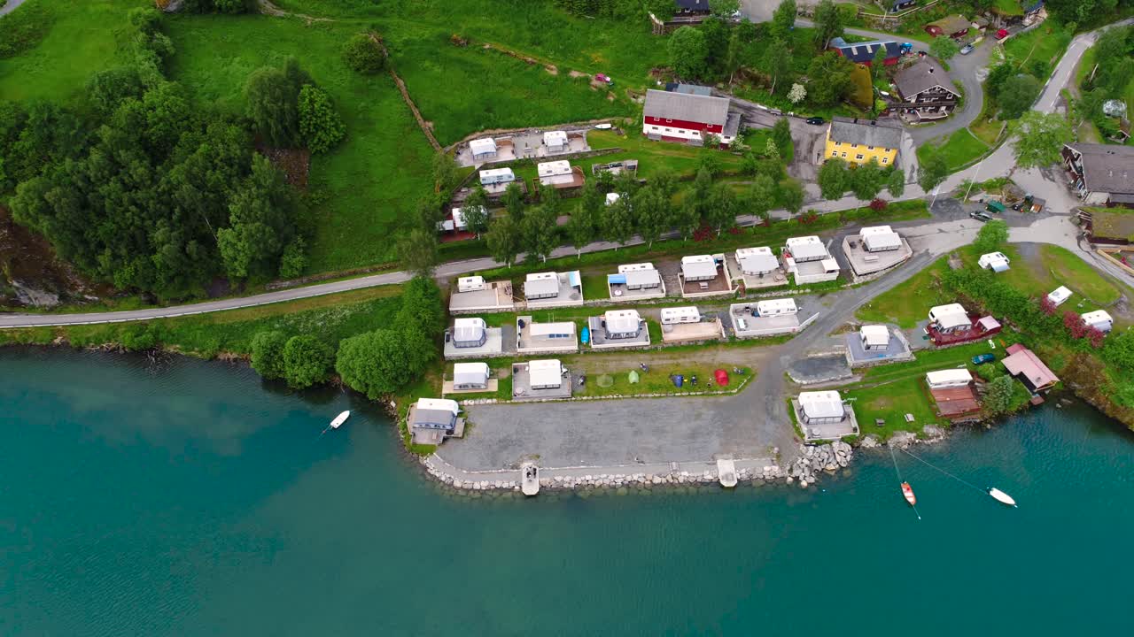 hermosa naturaleza de noruega vista aérea del campamento para relajarse.
