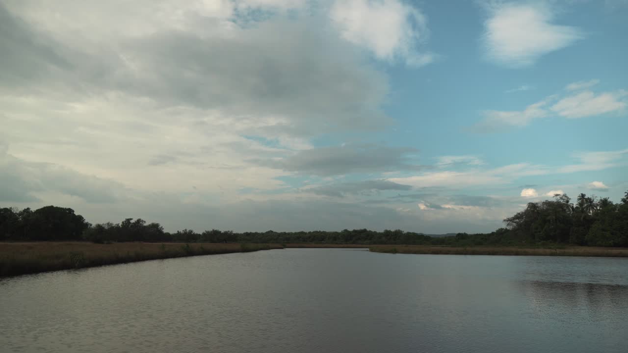 구름이 위의 장엄한 푸른 하늘을 가로질러 지나갈 때 만도비 강의 아름다운 물을 내려다보는 저속 촬영