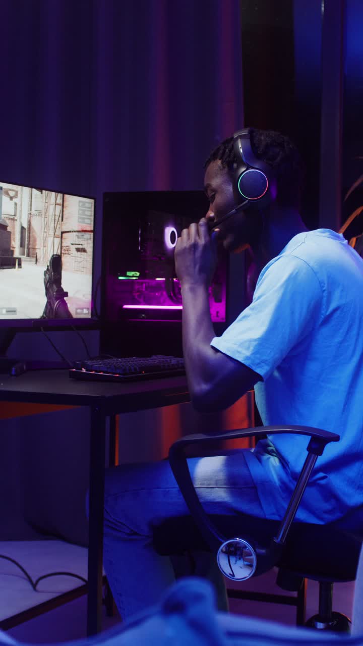 Giocatore che gioca a un videogioco al computer