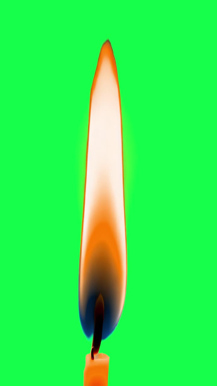 Video 4K trasparente con fiamma di candela vibrante e contrastata, green screen