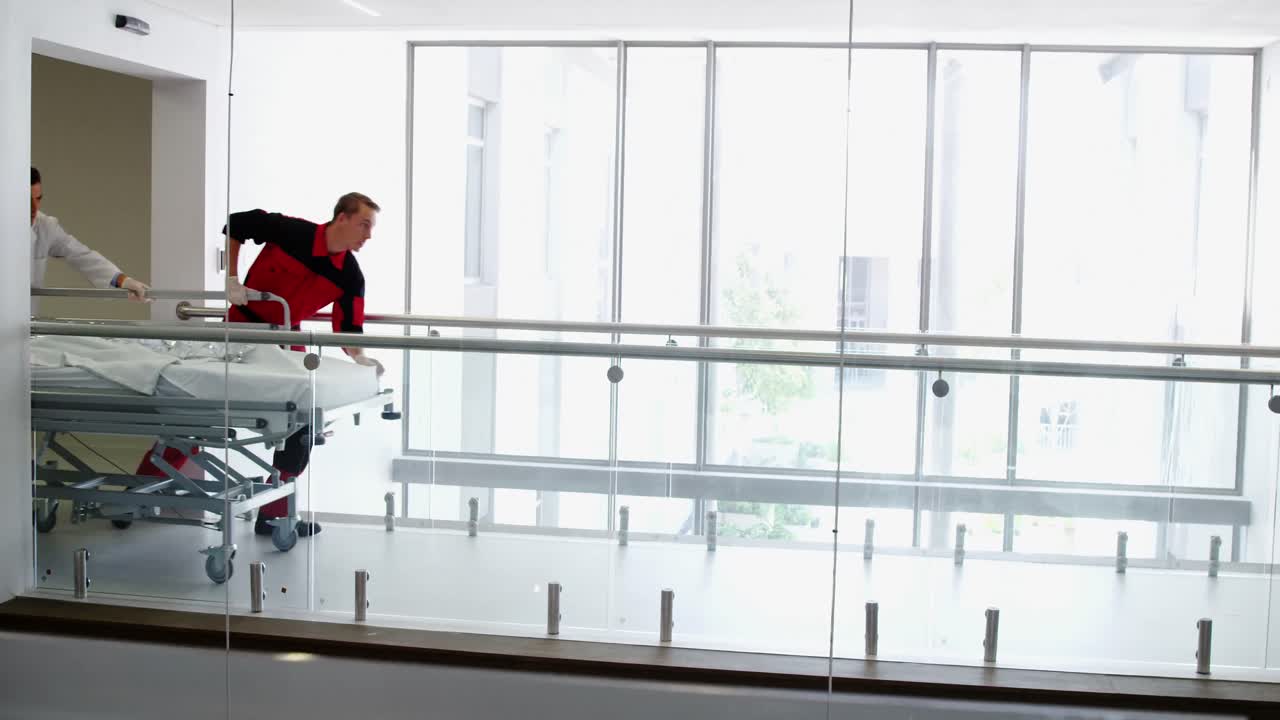 응급실 에 있는 환자 를 급히 데려가는 의사 와 구급대원 들