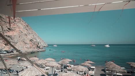 Clip-Revelador-De-Una-Hermosa-Playa-Griega-En-Una-Isla-Durante-El-Verano