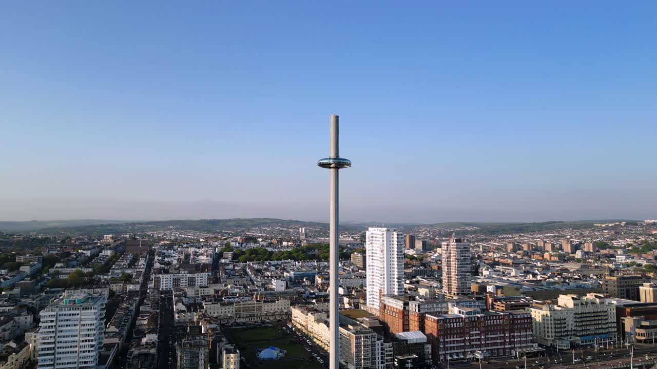 Luftaufnahme von Brighton mit Skyline vor klarem blauem Himmel