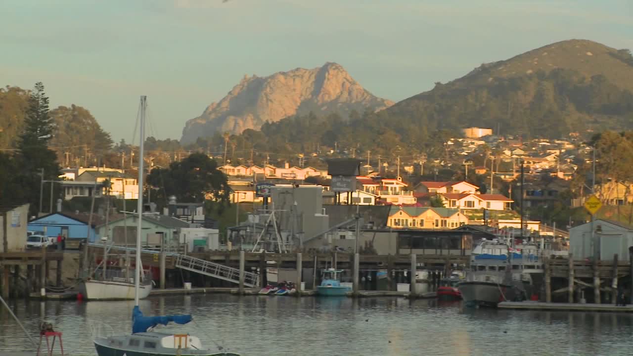 항구에 어선이 있는 모로 베이의 작은 중앙 캘리포니아 마을을 가로지르는 팬