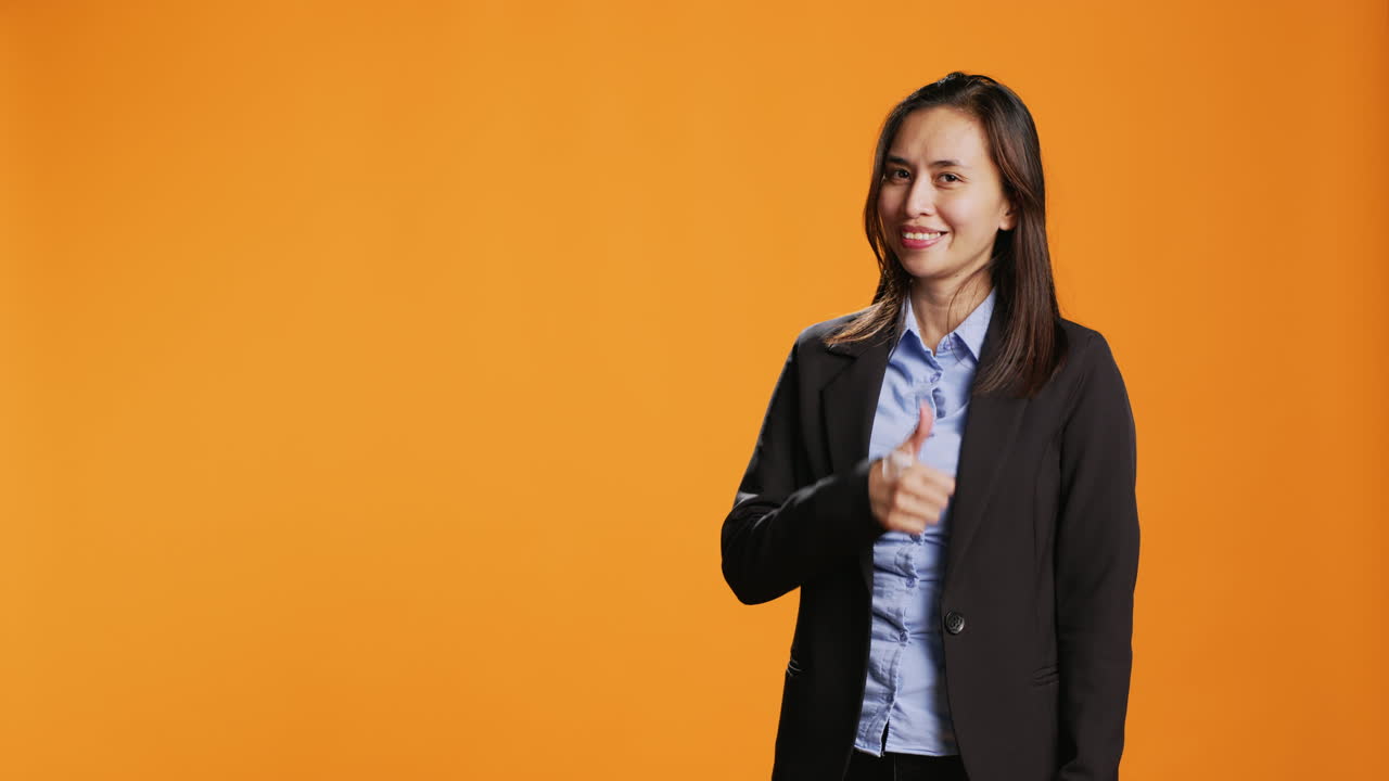 la mujer de negocios muestra las direcciones izquierda y derecha en el estudio