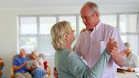 Vista-Lateral-De-Una-Pareja-De-Ancianos-Caucásicos-Activos-Bailando-En-Un-Asilo-De-Ancianos-4k