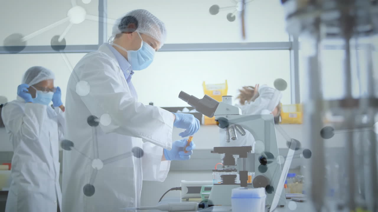 실험실에서 백인 남성 과학자에 대한 분자 처리의 애니메이션