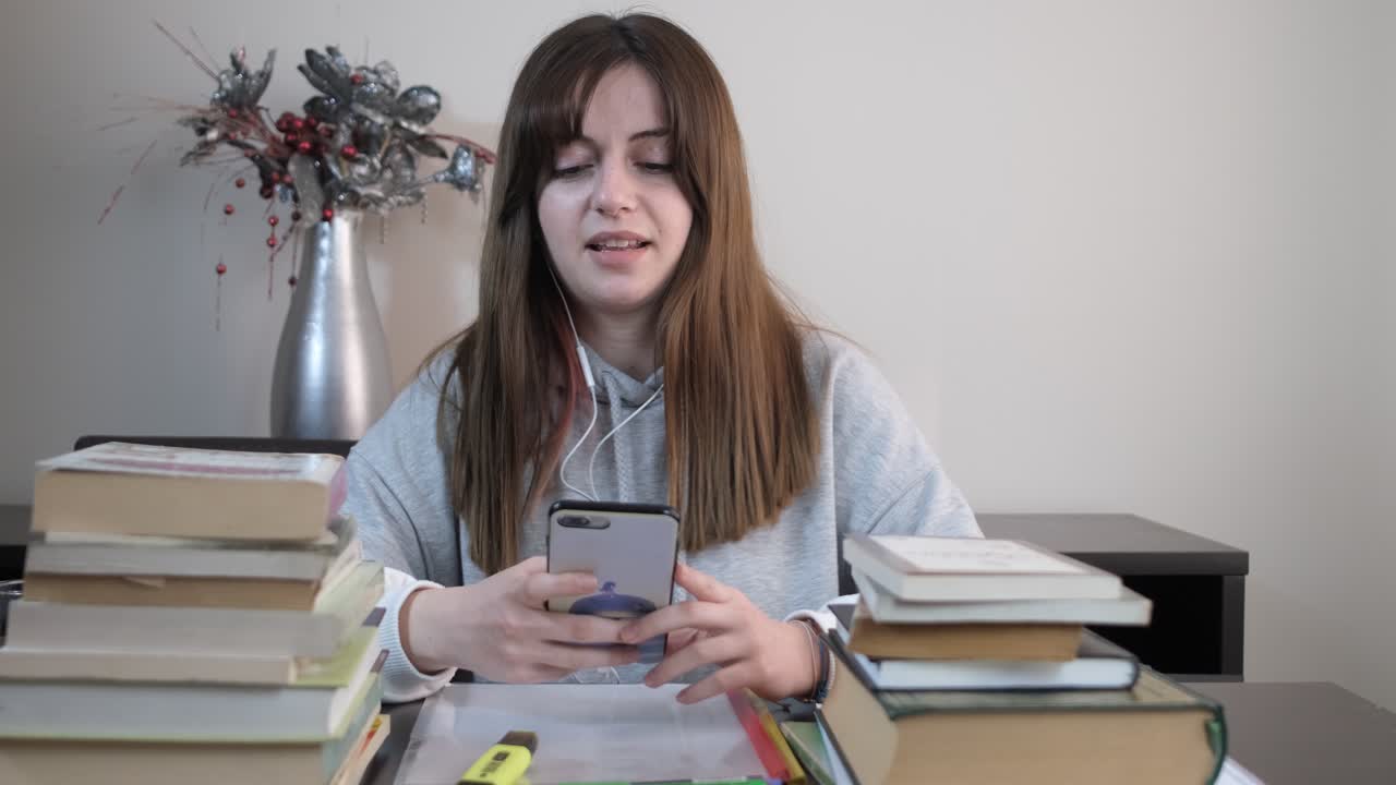 chica descansando para estudiar