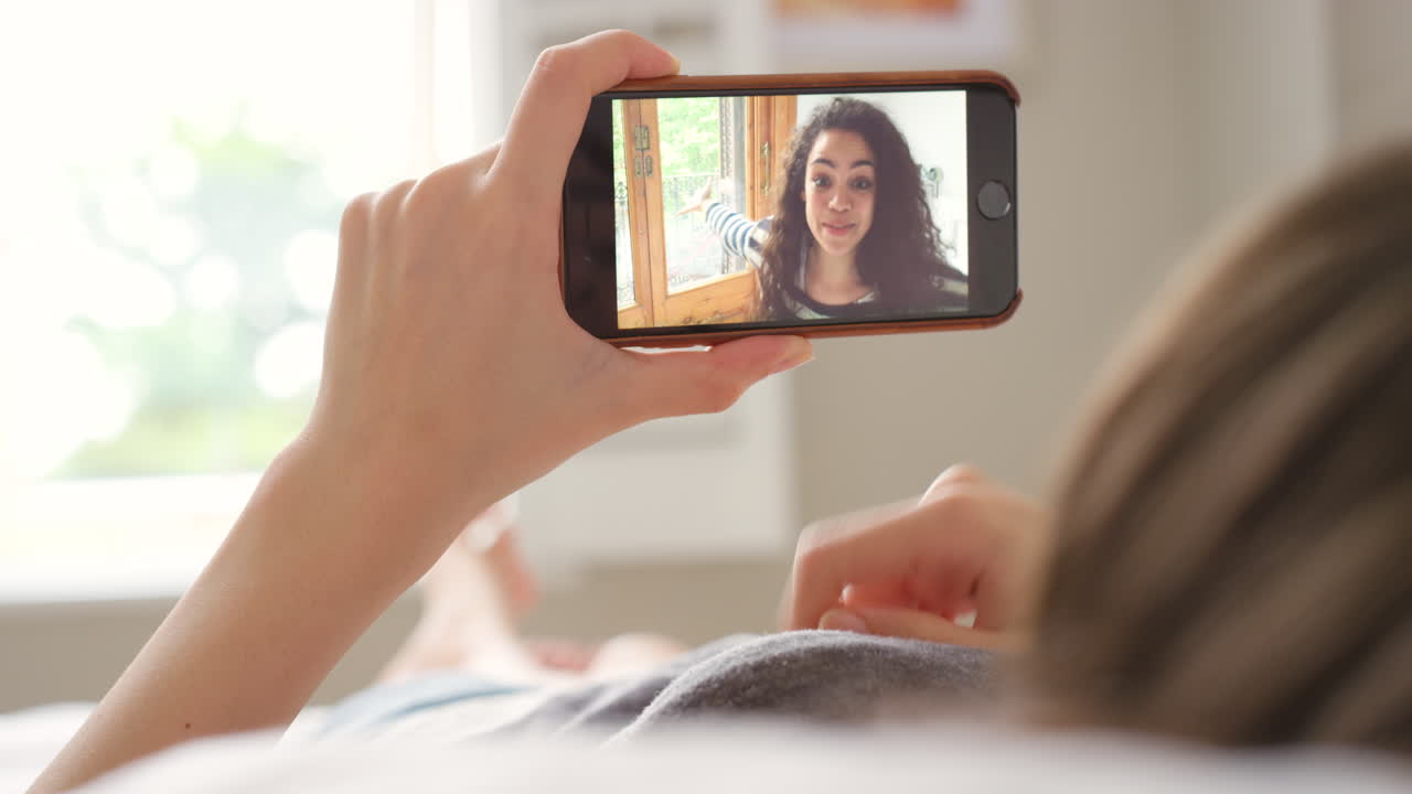 dos amigos hablando durante una llamada de video hecha
