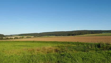 Turbinas-Eólicas-En-La-Campiña-Alemana-En-Un-Día-Soleado-Con-Un-Cielo-Azul-Claro,-Estático