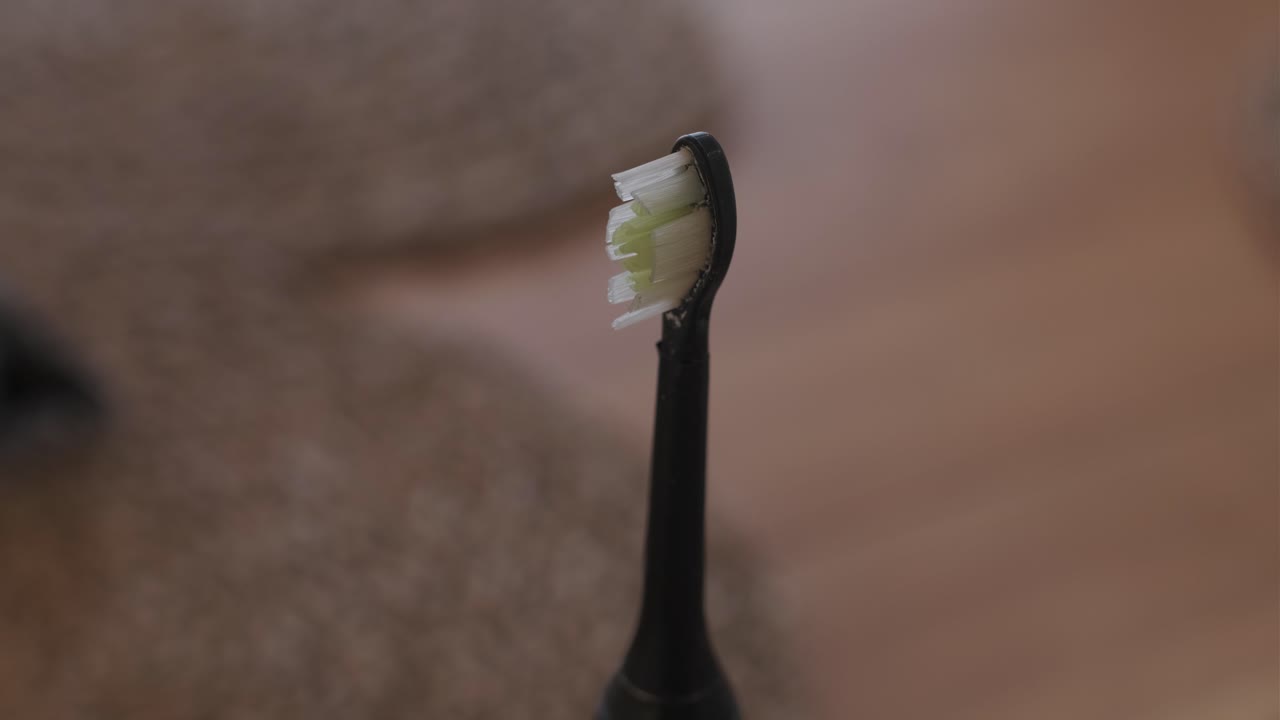 Close-up de uma Cabeça de Escova de Dentes Elétrica Vibrando