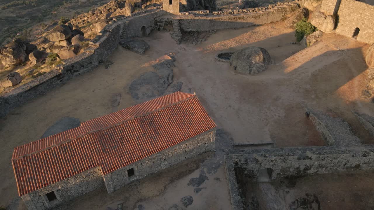 órbita aérea alrededor del antiguo edificio en las ruinas de monsanto durante el amanecer, portugal