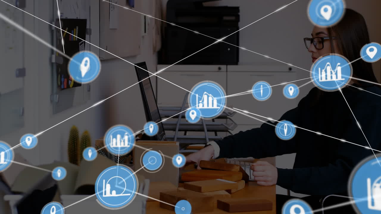 animación de conexiones de red sobre mujer caucásica trabajando en una computadora portátil.