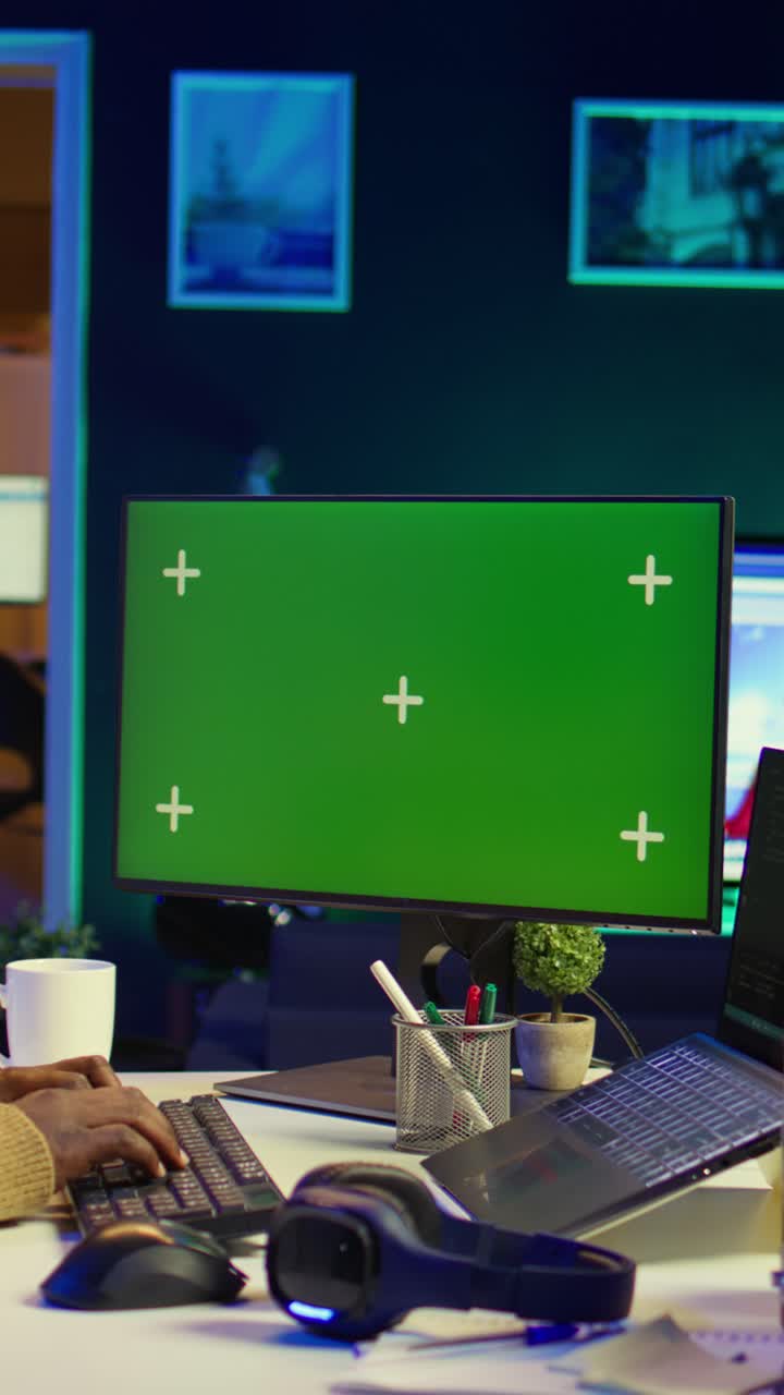 Vertikal video: Afroamerikansk mand bruger AI til at udvikle et softwaresystem med chroma key
