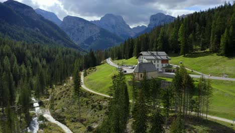 Gastfreundliches-Zufluchtsrestaurant,-Dolomiten,-Cortina-D&#39;Ampezzo,-Venetien,-Italien,-September-2021