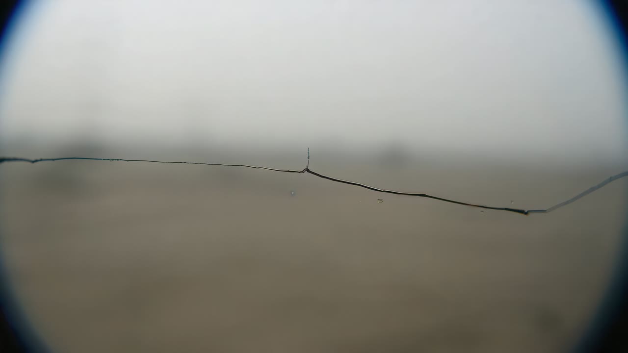 Recording cracked eyepiece during focusing, showing hairline crack midline with spur toward sand