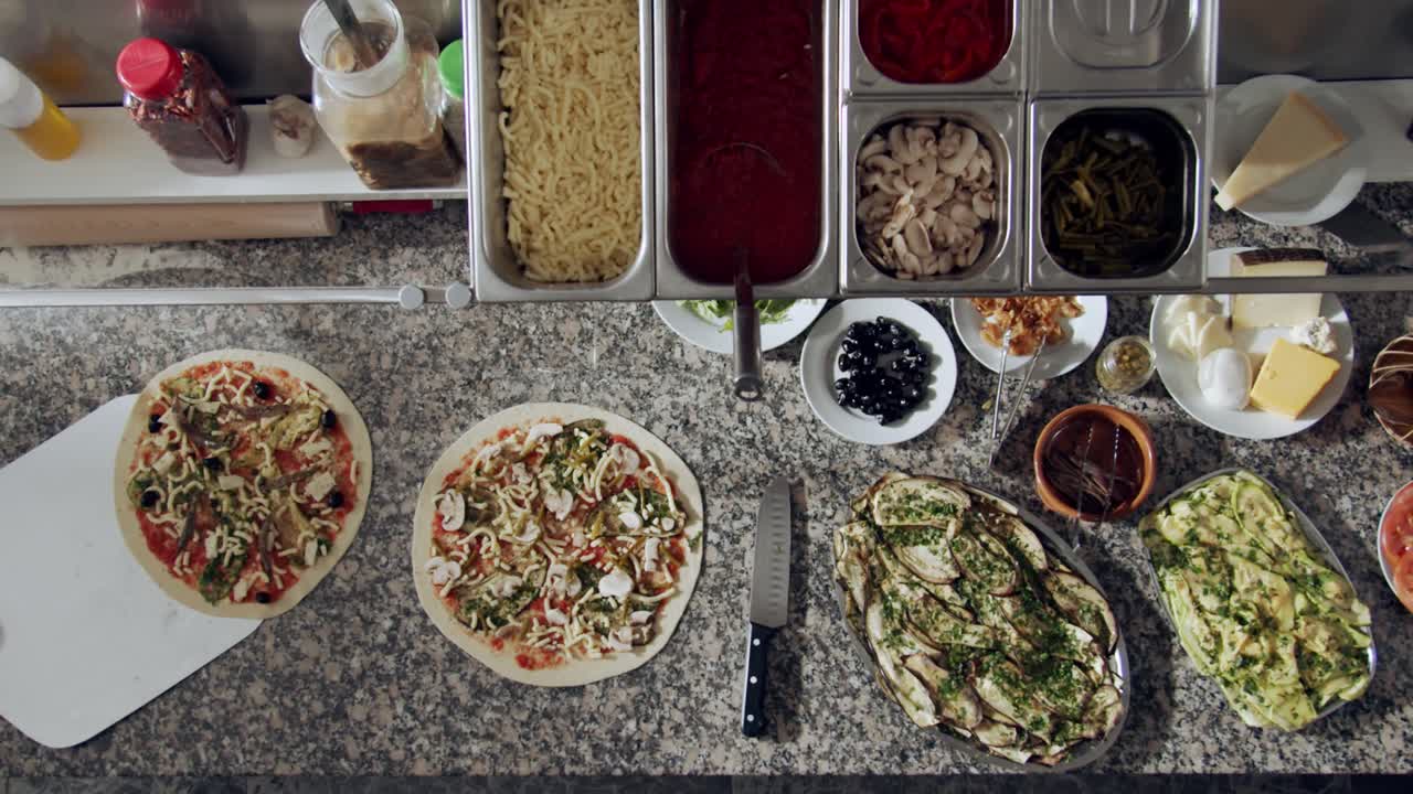 pizza cruda en la pala antes de hornear