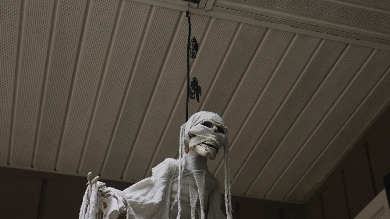 Sledování zpět z nízkoúhlého záběru halloweenské dekorace
