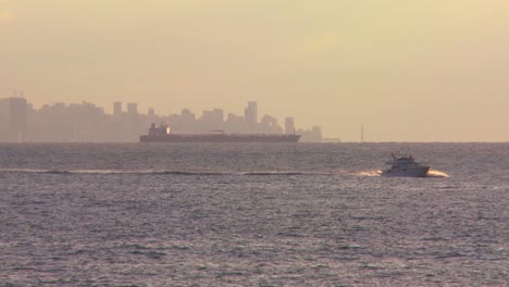 Buques-De-Placer-Y-De-Carga-Frente-A-La-Costa-De-Beirut,-Líbano