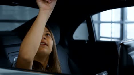 una adolescente sentada en un coche nuevo