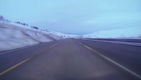 Toma-Pov-De-Un-Automóvil-Que-Viaja-A-Alta-Velocidad-Por-Una-Carretera-De-Montaña-Con-Hielo-Y-Nieve-4