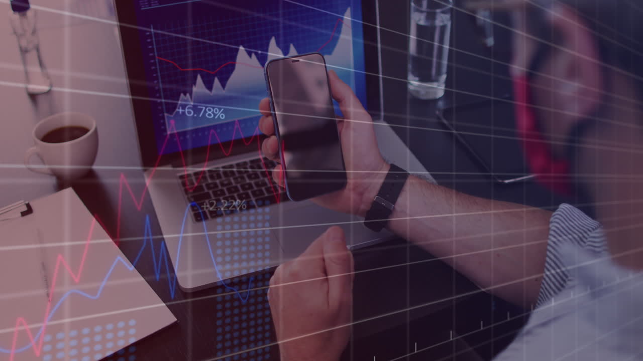 animación del procesamiento de datos financieros sobre un hombre de negocios con máscara facial usando un teléfono inteligente en la oficina