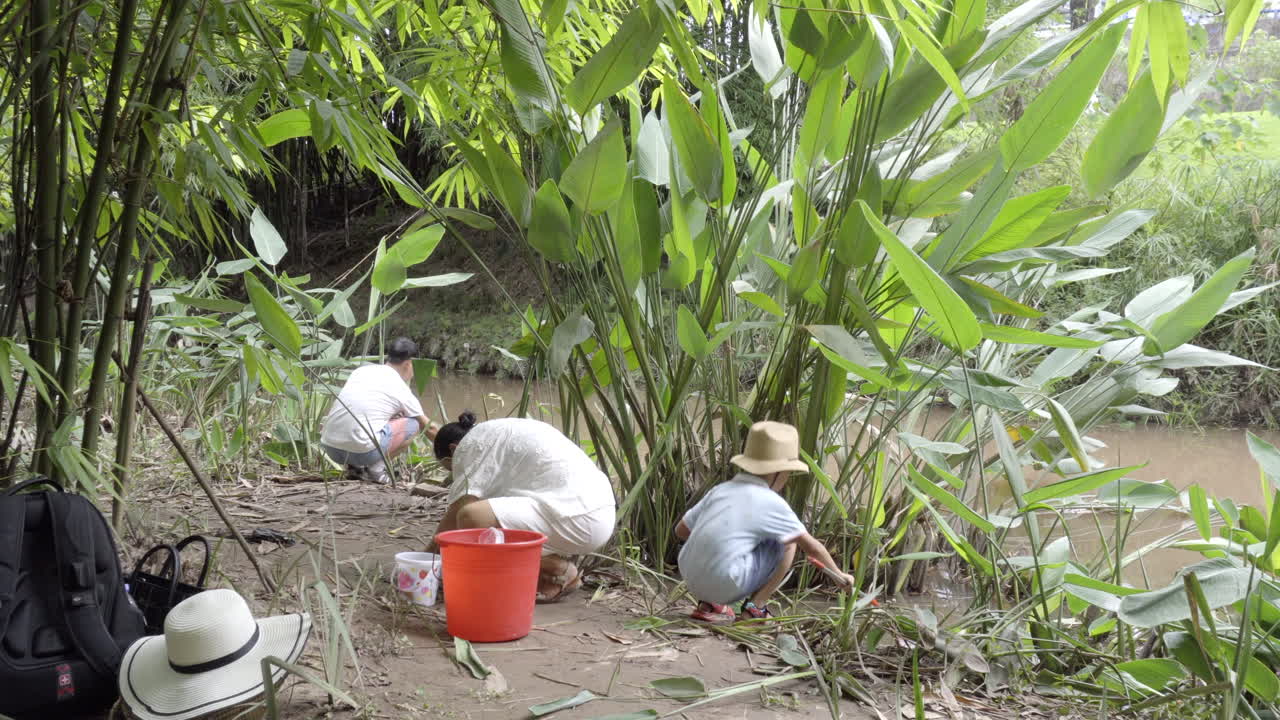 una familia pescando en el arroyo