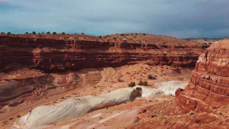 Acantilados-Rojos-Texturizados-En-El-Parque-Estatal-De-Utah-En-Los-Estados-Unidos