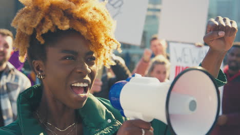 manifestantes con pancartas y megáfonos en vidas negras importan marcha de manifestación contra el racismo