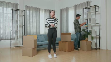 커플이 새로운 집으로 이사합니다.