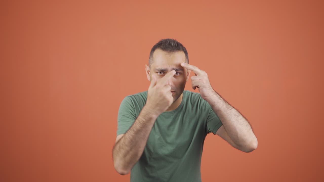 Uomo d'affari con rughe sulla pelle infastidito