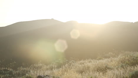 puesta de sol sobre los campos del valle