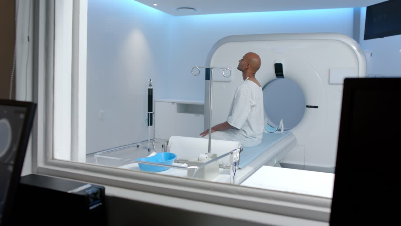 Il paziente si sta raddrizzando e sedendo composto sul portale dopo il segnale di pre-scansione, preparandosi per l'imaging