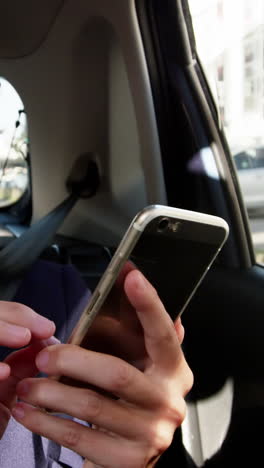 mujer de negocios usando teléfono móvil