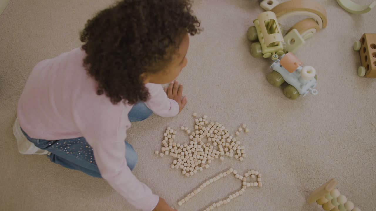 niños jugando en el suelo