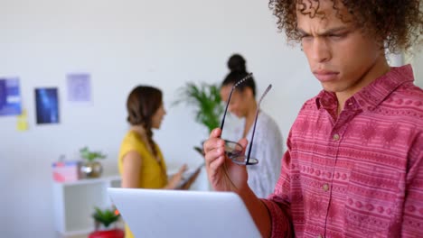 Junger-Männlicher-Manager-Gemischter-Abstammung,-Der-Einen-Laptop-In-Einem-Modernen-Büro-In-4K-Verwendet