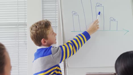 Niño-Dando-Presentación-En-La-Sala-De-Reuniones-4k