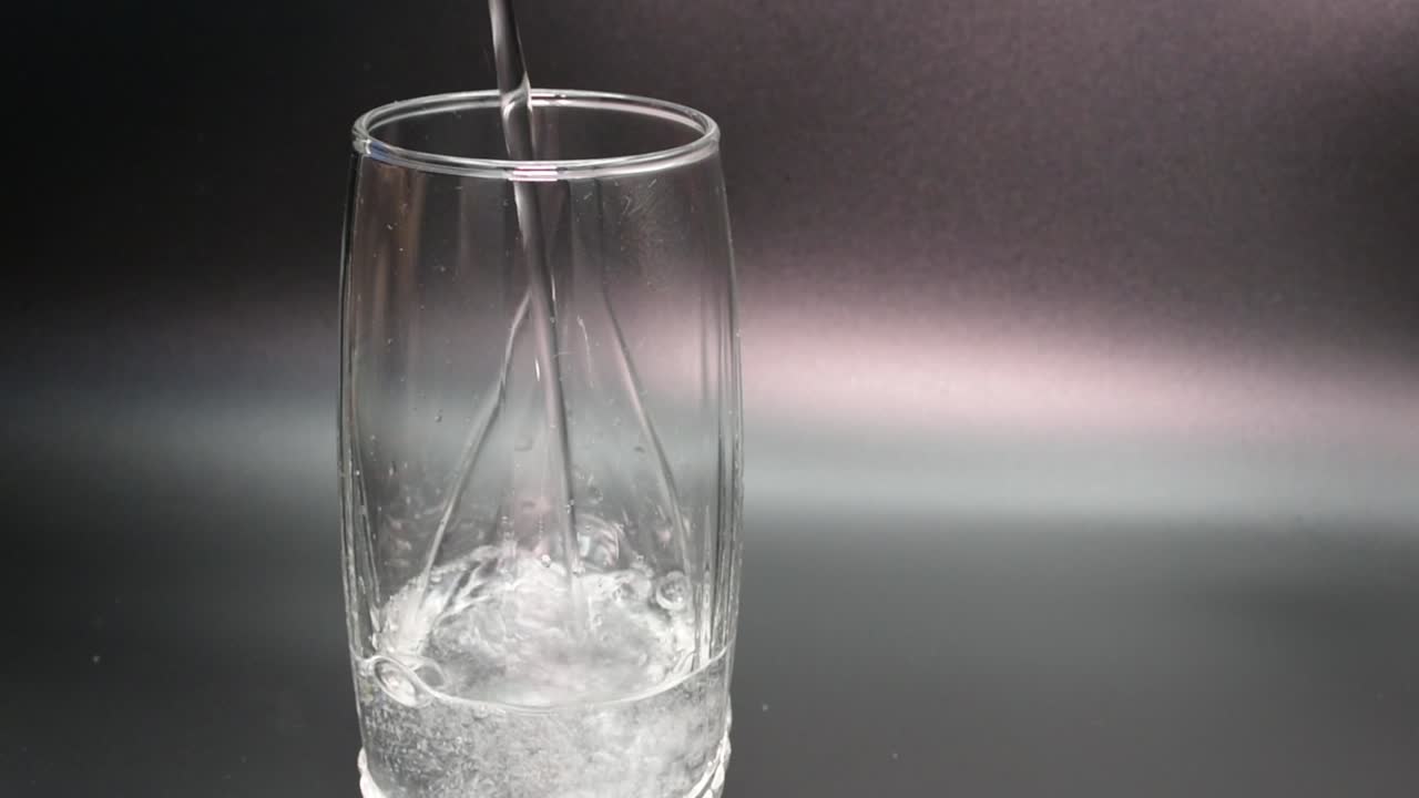 유리잔에 미네랄 워터를 붓는다