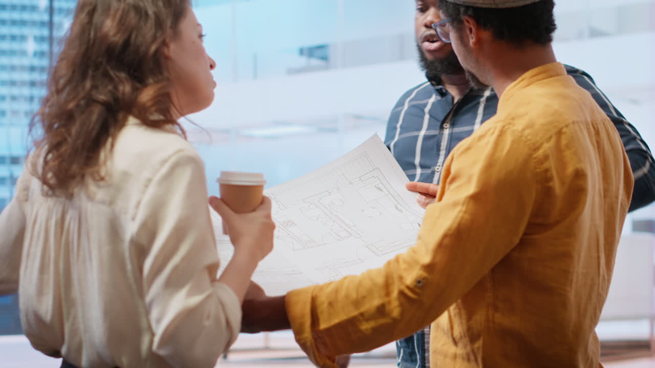 experto en bienes raíces revisando los planes de construcción para una nueva oficina urbana