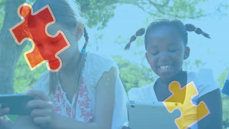 animación de piezas de rompecabezas coloridas sobre niñas que usan tabletas