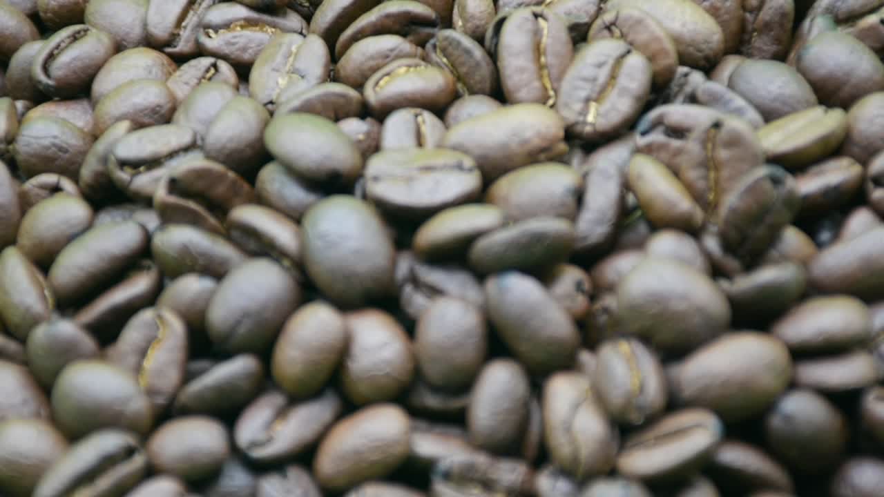 Panoramica lenta su un mucchio di chicchi di caffè