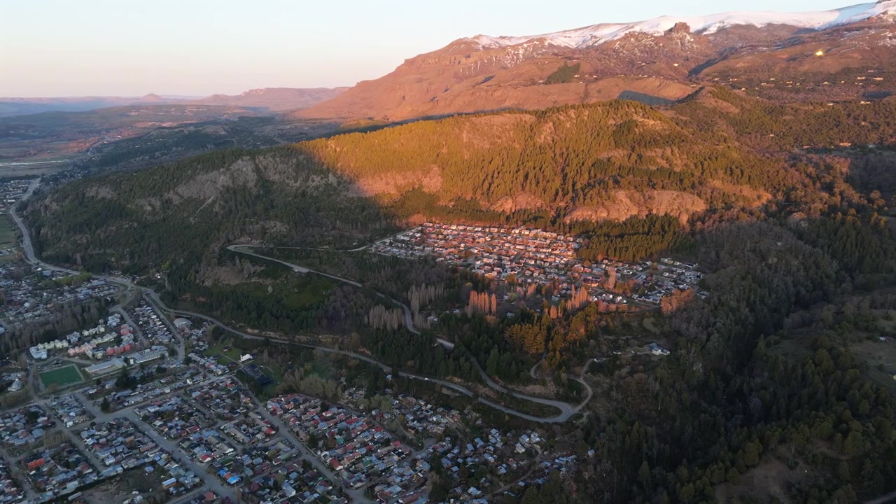 Gün Doğumunda San Martín de los Andes Şehri'nin Havadan Görünümü. Rota 40. Neuquén, Patagonya, Arjantin
