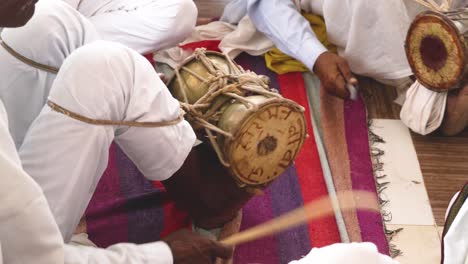 Gruppe-Indischer-Männer,-Die-Während-Des-Dorffestes-In-Bundelkhand,-Indien,-Ein-Lokales-Musikinstrument-Namens-Dhank-Spielen