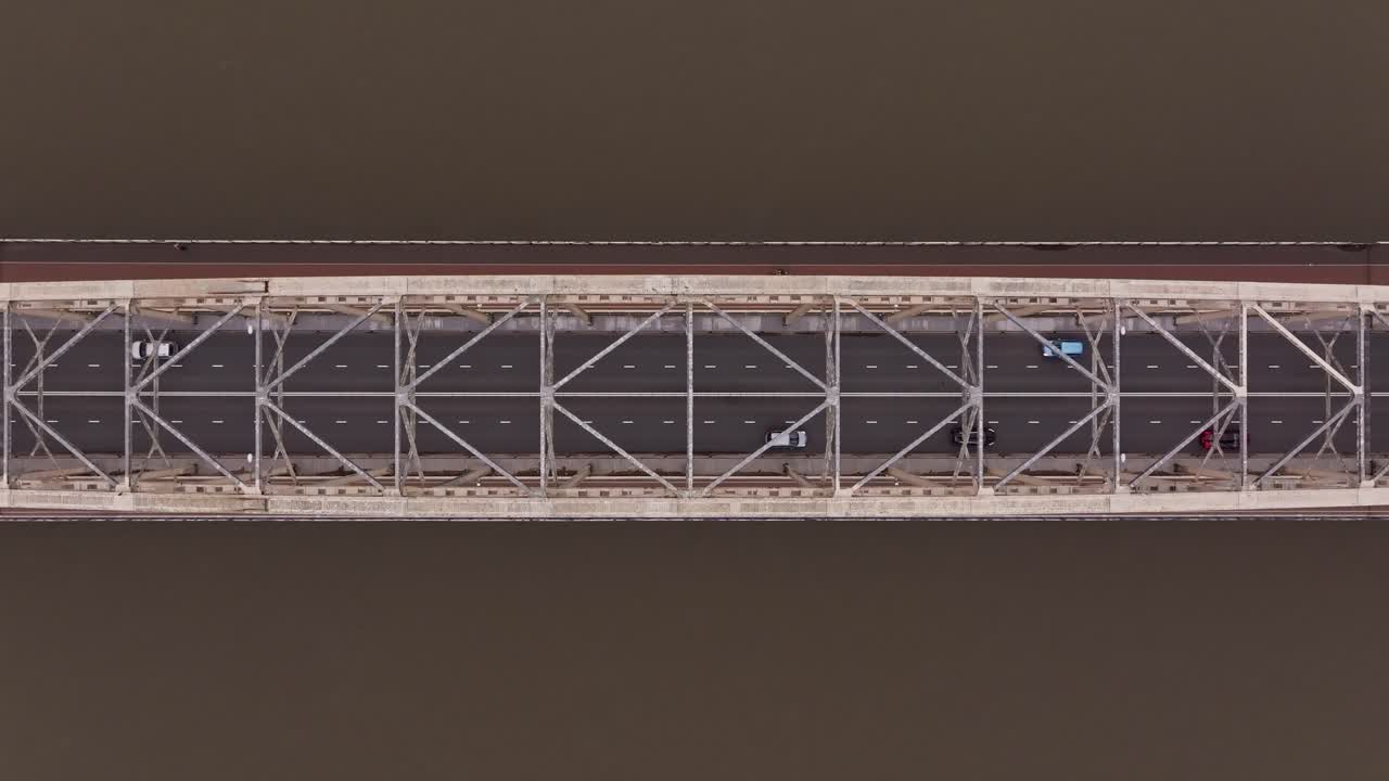 Ponte ad arco in acciaio Waalbrug che collega i due lati di Nimega