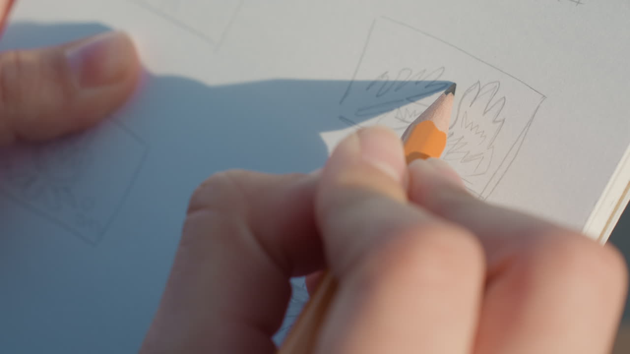 Primo piano di una mano che rifinisce le linee di uno schizzo su una pagina, piccoli contorni del pannello ricevono un attento ridisegno e una delicata cancellazione mentre le dita si stabilizzano per la precisione, luce calda e ombra morbida evidenziano un atto creativo intenzionale.