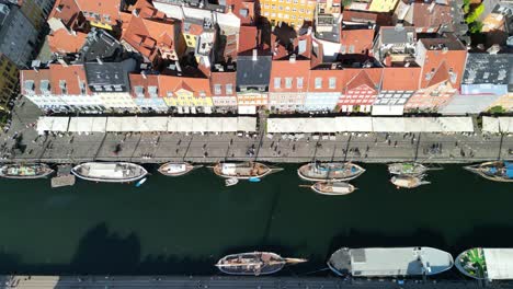 Paso-Elevado-De-Arriba-Hacia-Abajo-Del-Puerto-De-Nyhavn,-Copenhague,-Dinamarca